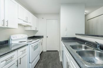 Well equipped kitchen w/ pantry